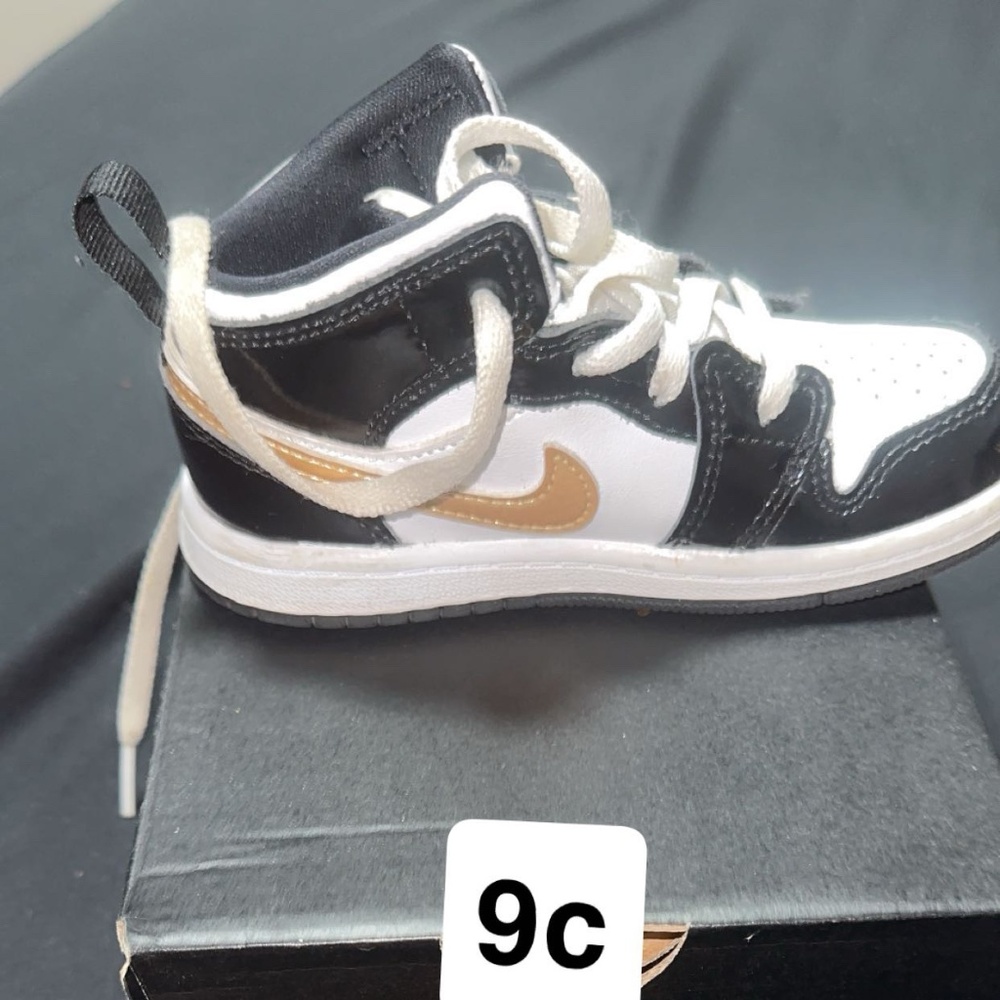Nike Air Jordan 1 Mid Patent Black Gold White (9c)"